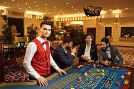 Live dealer blackjack table interface showing dealer, cards, player balance, and live chat on cordobabet